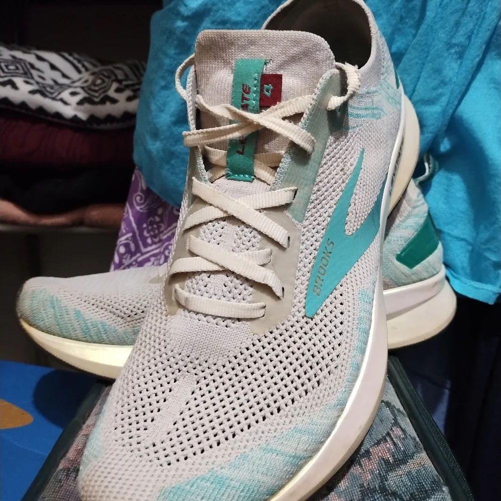 Brooks Women's Levitate 4 - Size 10 - Picture 16 of 16